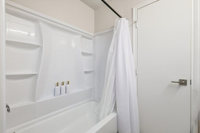 Building Photo - 2 St Charles Pl