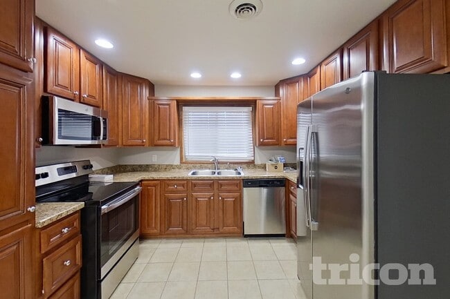 Building Photo - 9235 Laurel Hill Dr