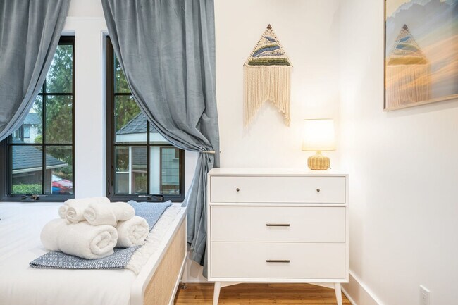 Building Photo - 2453 4th Ave W