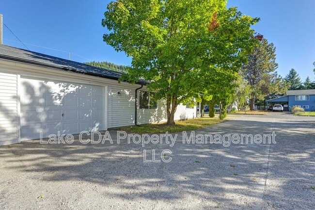 Building Photo - 1421 E Randle Ave