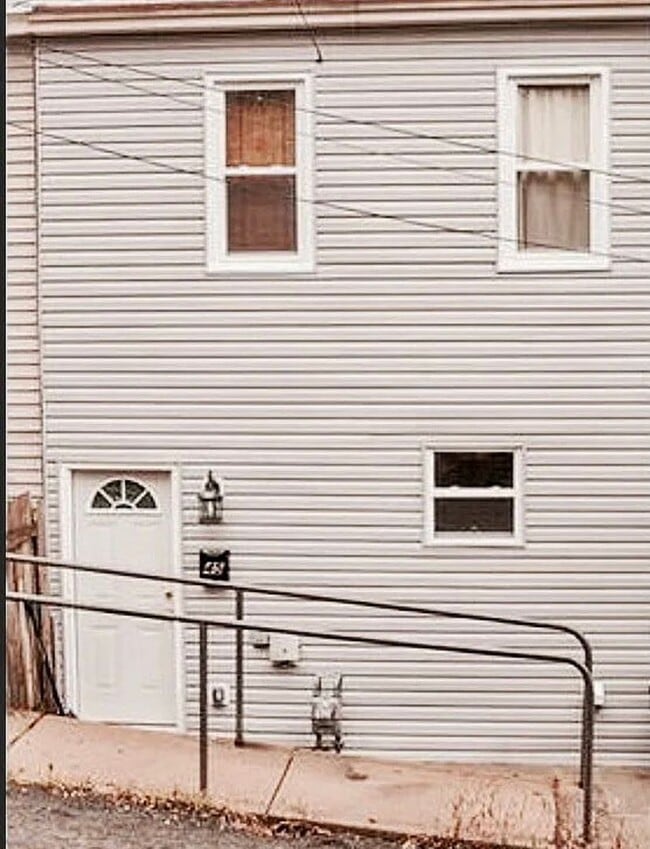 Building Photo - 45 Sterling St