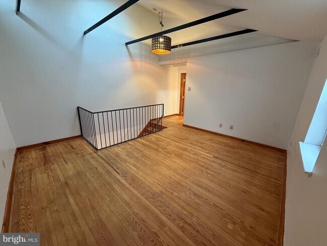 Building Photo - 1249 E Oxford St