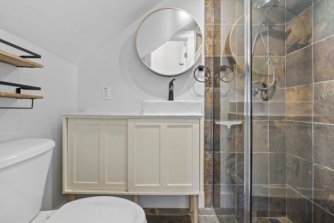 Building Photo - Rare 2BR/2BA Townhome with Spacious Yard i...