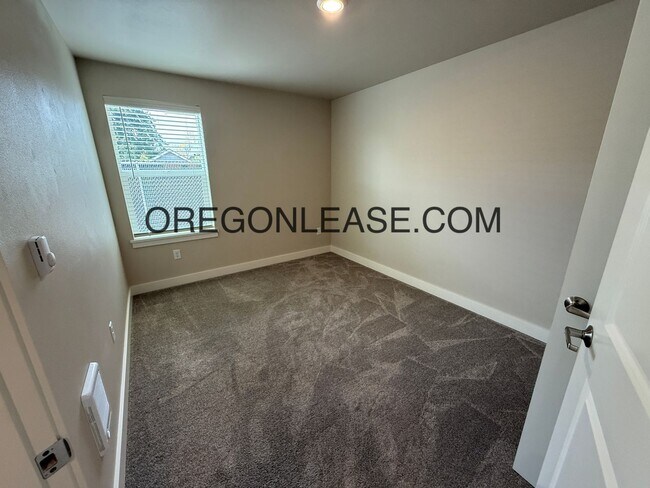 Building Photo - Newer 2-Bedroom Apartment located off Jasper rd in South Springfield