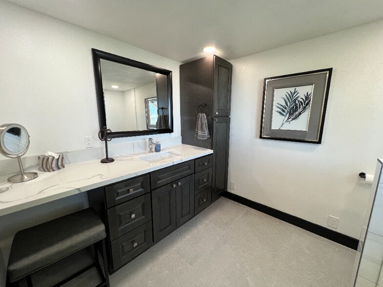 Building Photo - 1960 Willow Dr