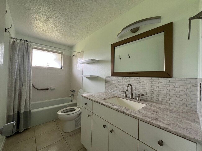 Building Photo - ** Annual ** 2 Bed / 2 Bath ** Single Fami...
