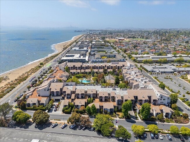 Building Photo - 2101 Shore Line Dr