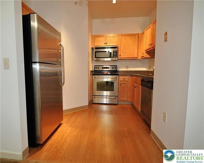 Building Photo - 2121 Hokendauqua Ave