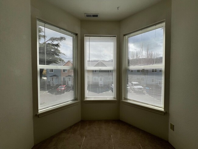 Building Photo - Bright and charming two bedroom townhome i...