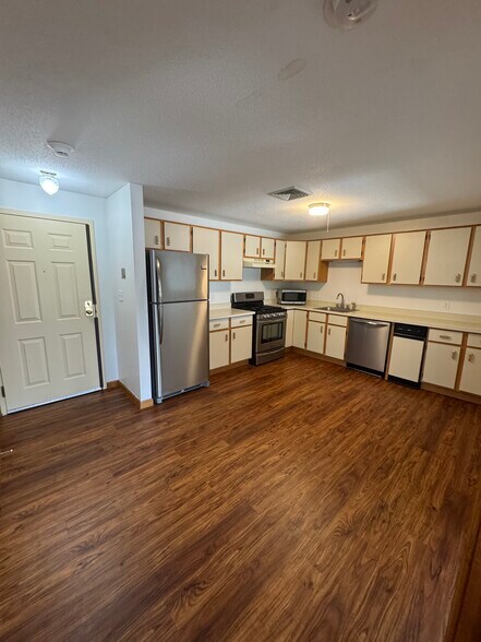 Building Photo - 2 Roedean Dr