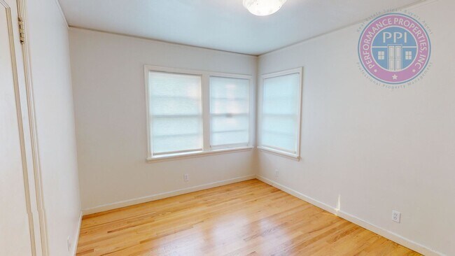 Building Photo - Gardener's Delight in Roseway Neighborhood! Charming NE Home Awaits" PET Friendly! NO SECURITY DE...
