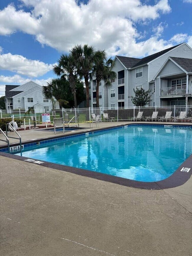 Building Photo - 1226 Bermuda Lakes Ln