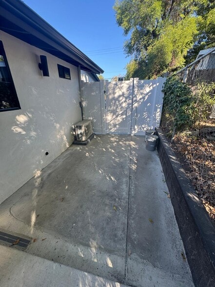 Building Photo - 5644 Oso Ave