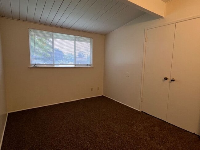 Building Photo - 22 Candy St