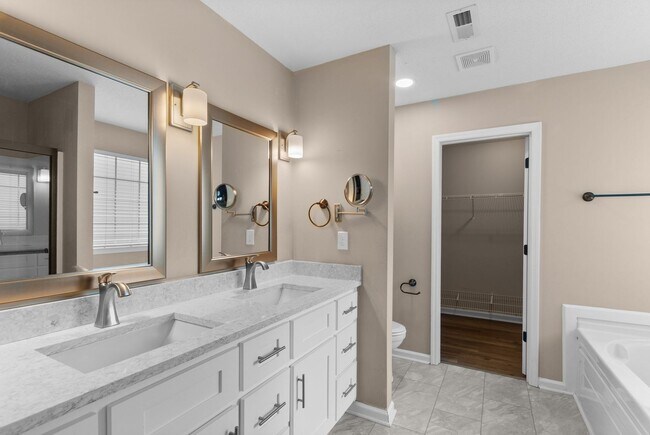 Building Photo - Great Location in the Heart of Madison!