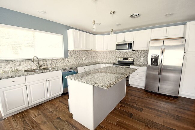 Building Photo - 401 W Brookside Dr