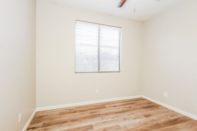 Building Photo - 6601 W Lawrence Ln