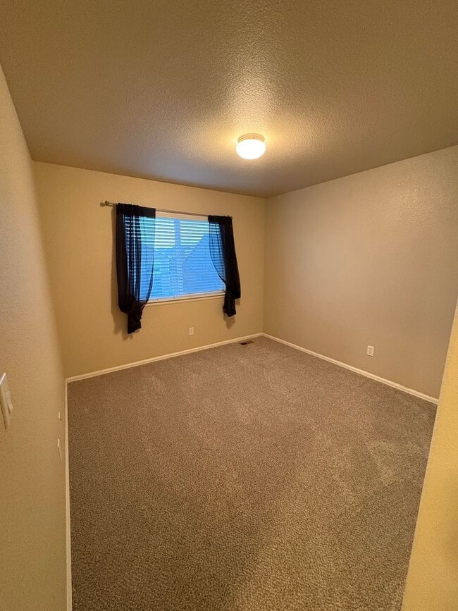 Building Photo - Lovely 3 bedroom/3 car tandem garage home in Lorson Ranch