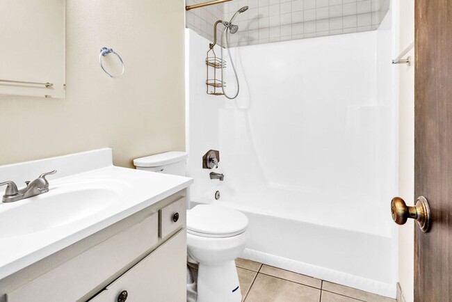 Building Photo - Great three bedroom townhome in UTC!  Avai...