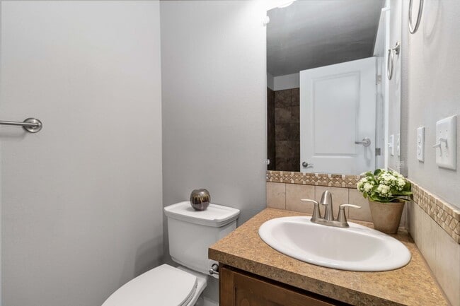 Building Photo - 2 bedroom Townhome
