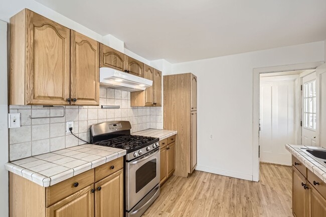 Building Photo - 520 S Loomis Ave