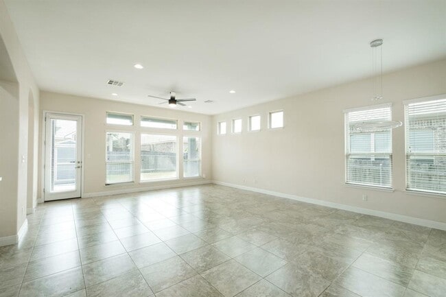 Building Photo - 204 Blue Spruce Way