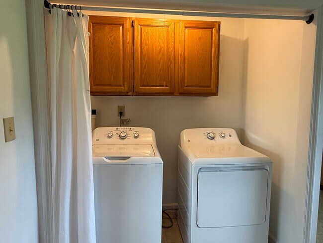 Building Photo - 3/2 bath home - Town Acres School District!