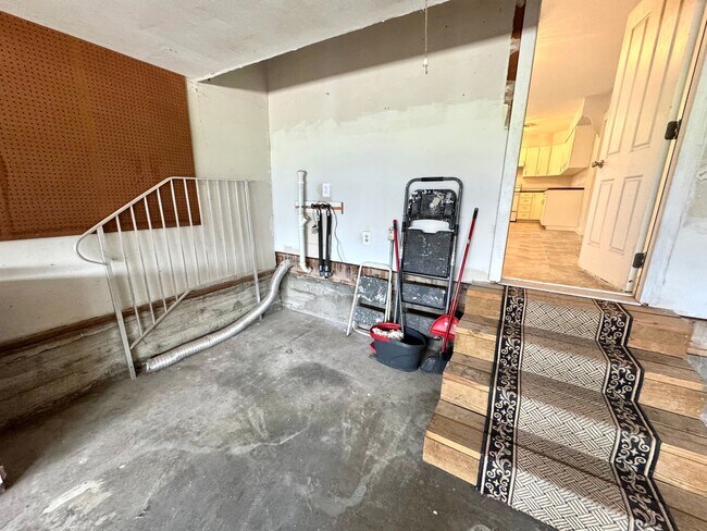 Building Photo - Charming 3-bedroom, 2-bath home on a corne...