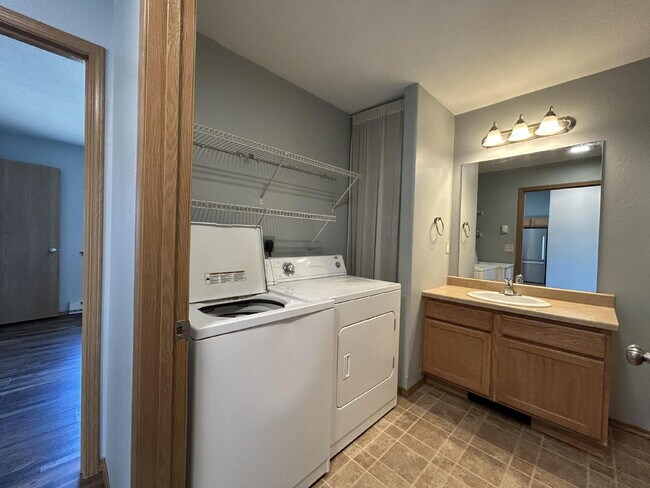 Building Photo - 2 Bed / 1 Bath Upstairs Condo with Garage. Convenient location