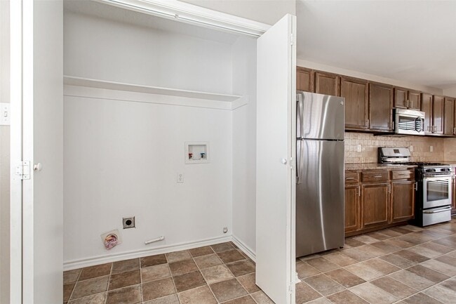 Building Photo - 10818 Sharondale Ln