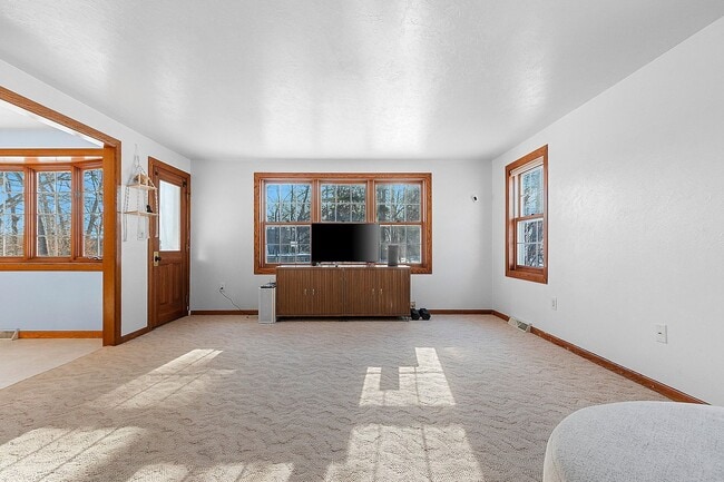 Building Photo - 5 BEDROOM 4.5 BATH PRIVATE BACKYARD