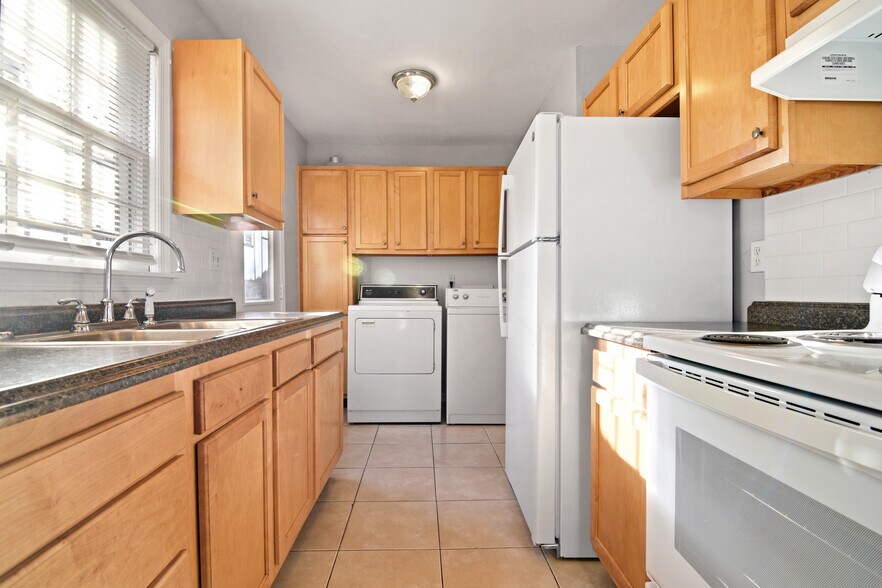 Building Photo - 402 W Hill St