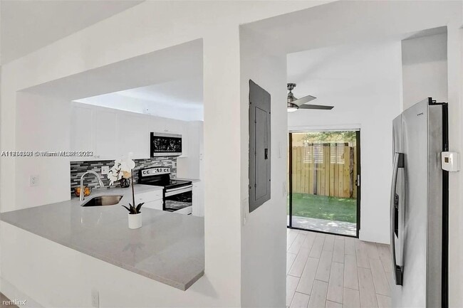 Building Photo - 10167 SW 77th Ct