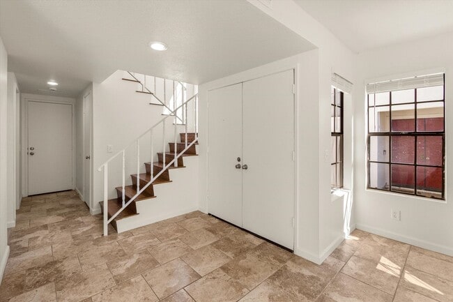 Building Photo - Renovated 2bed x 2.5bath Townhouse with Pr...