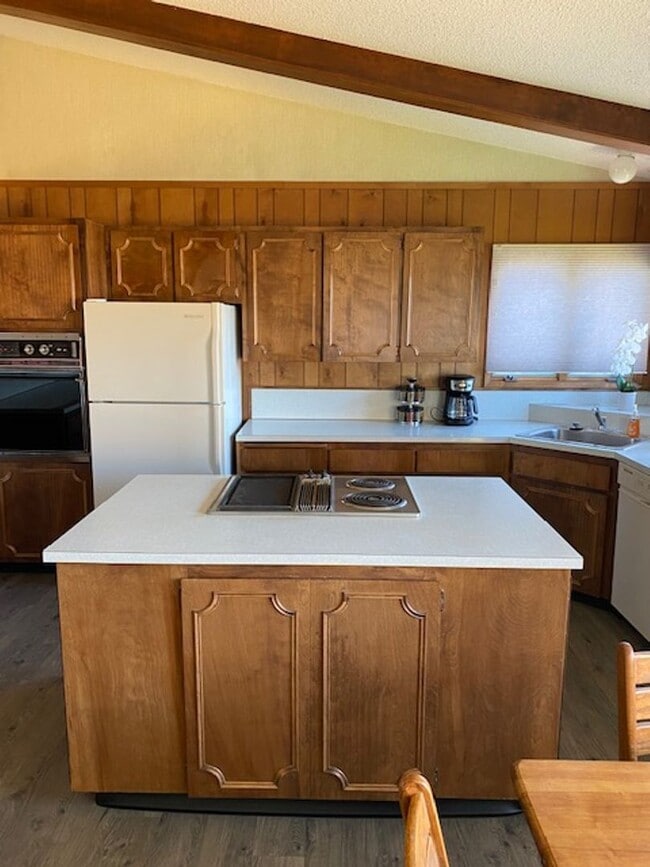 Building Photo - charming home in Terrebonne - Tons of room...