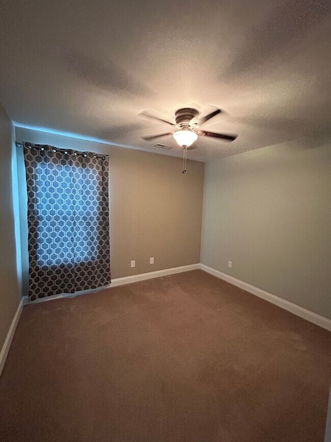 Building Photo - 3 Bedroom 2 Bath