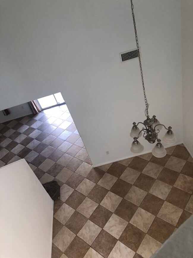 Building Photo - Expansive 3 Bedroom Treat with 2+ Bonus Ro...