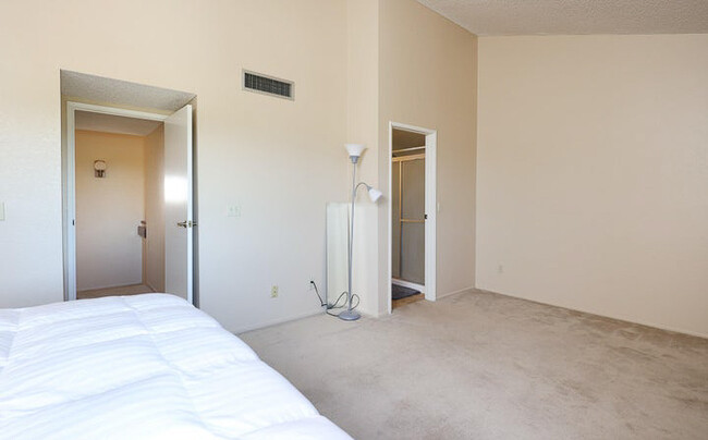 Master bedroom with ensuite bathroom - 3944 N Paseo de las Canchas