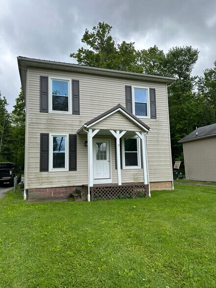 Primary Photo - 29 W Woodland Ave