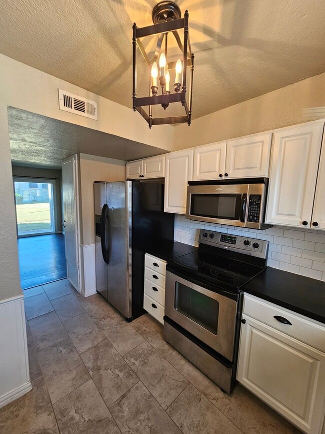 Building Photo - (2) Bed/2.5 (Bath)Townhome! Pool Access!