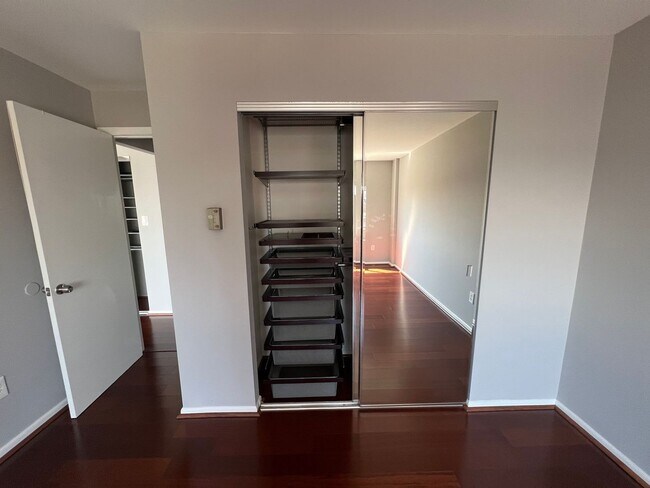 Building Photo - Light-filled Contemporary 1 Bedroom 1 Bath...