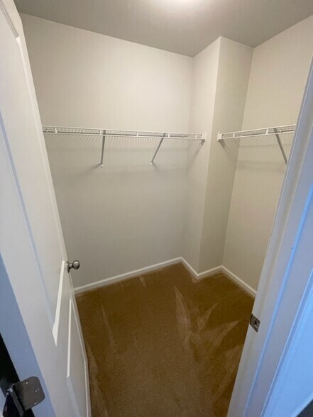 Building Photo - 252 Castle Dr