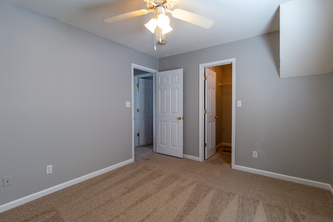 Building Photo - 913 Hazelbrook Way