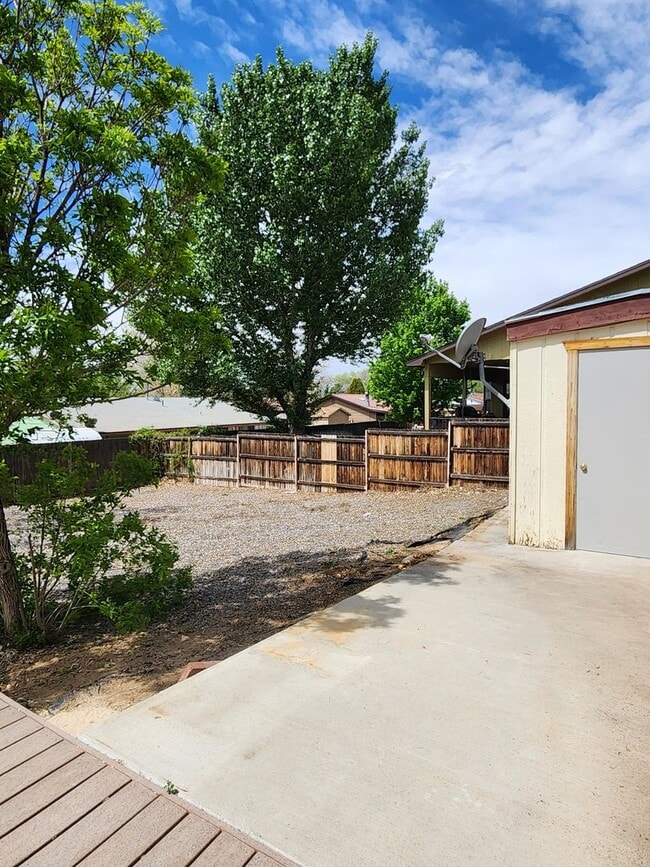 Building Photo - 2 Bedroom Home Located in Bloomfield