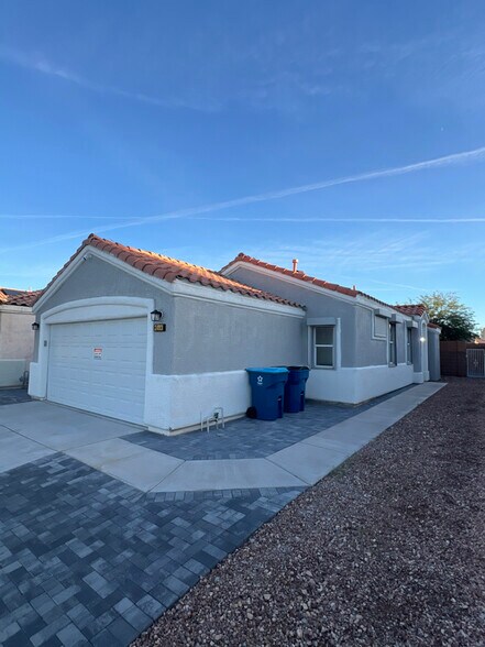 Building Photo - 2493 W Richmar Ave