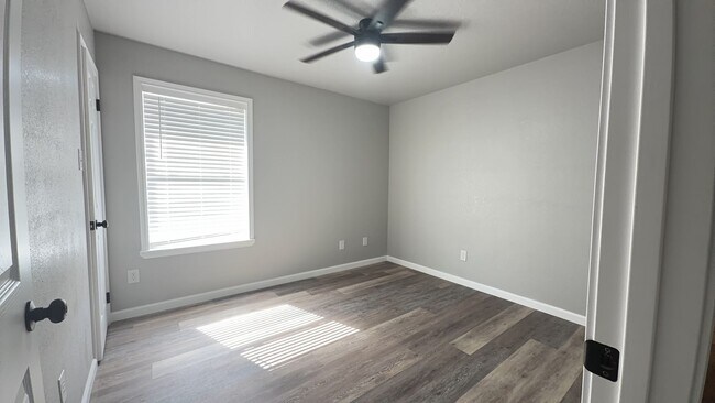 Building Photo - 802 Samuel Dr
