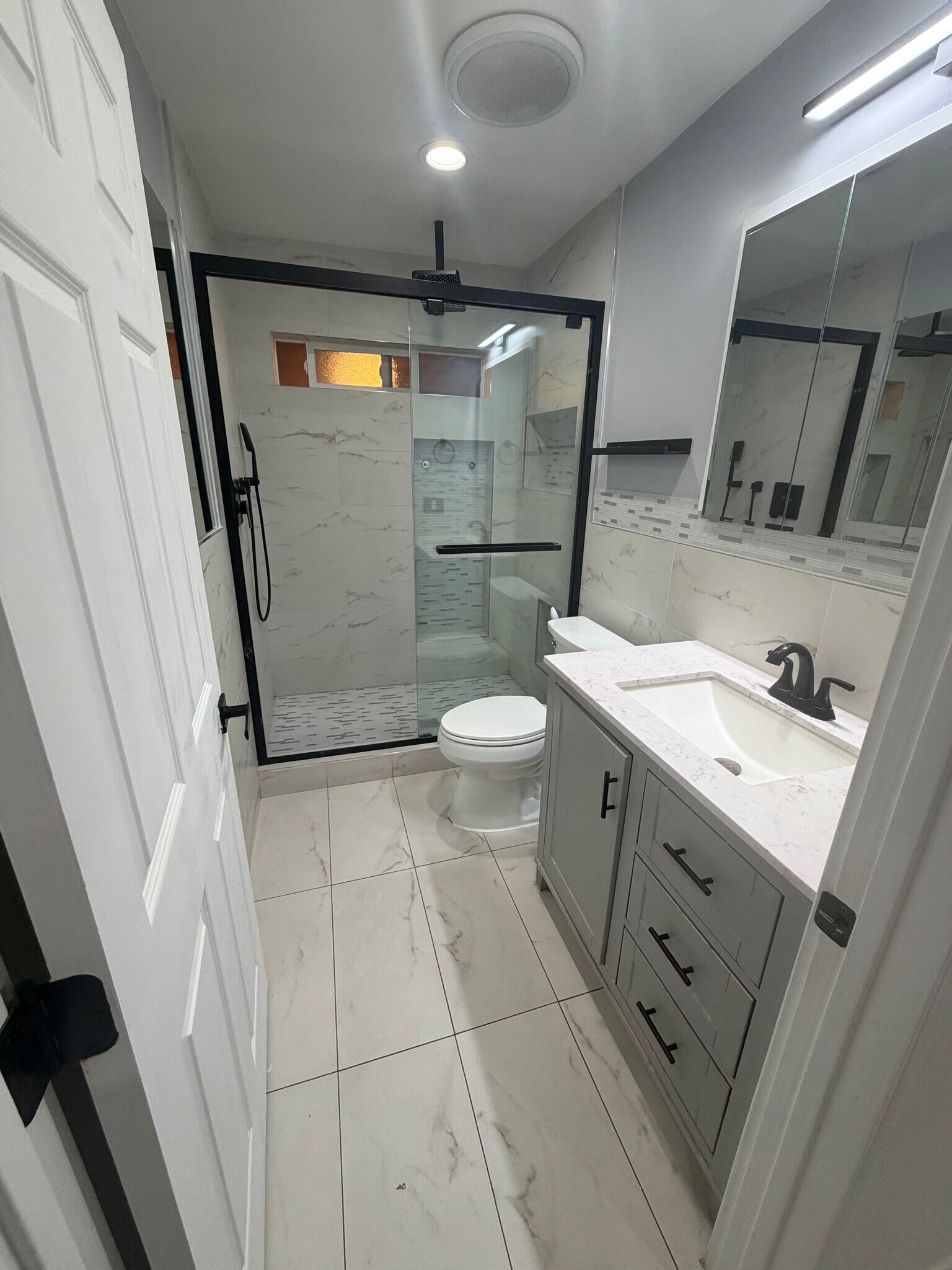 Building Photo - 2207 S Burnside Ave