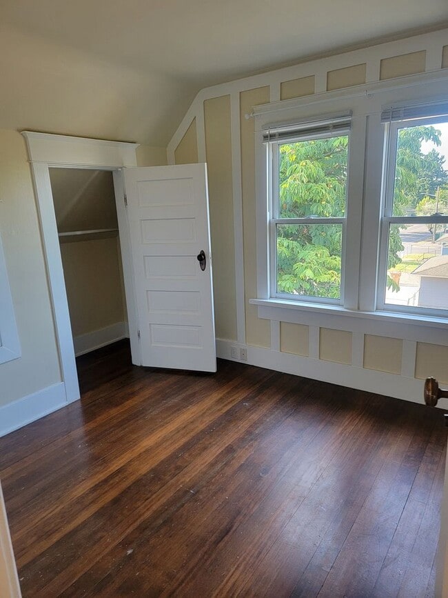 Building Photo - Charming Craftsman In Lincoln District