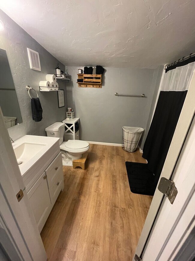 Building Photo - Beautifully updated with modern upgrades and cozy charm. PETS WELCOME