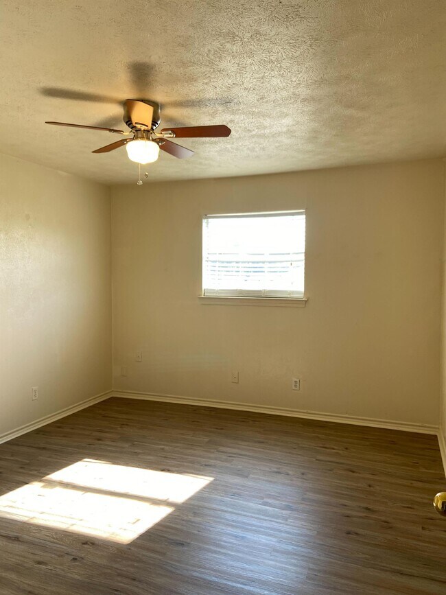 Building Photo - 704 Skyline Dr